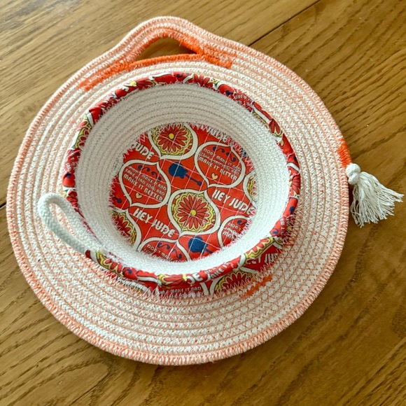 Trivet & small basket ‘Hey Jude' theme fabric - Picture 7 of 7